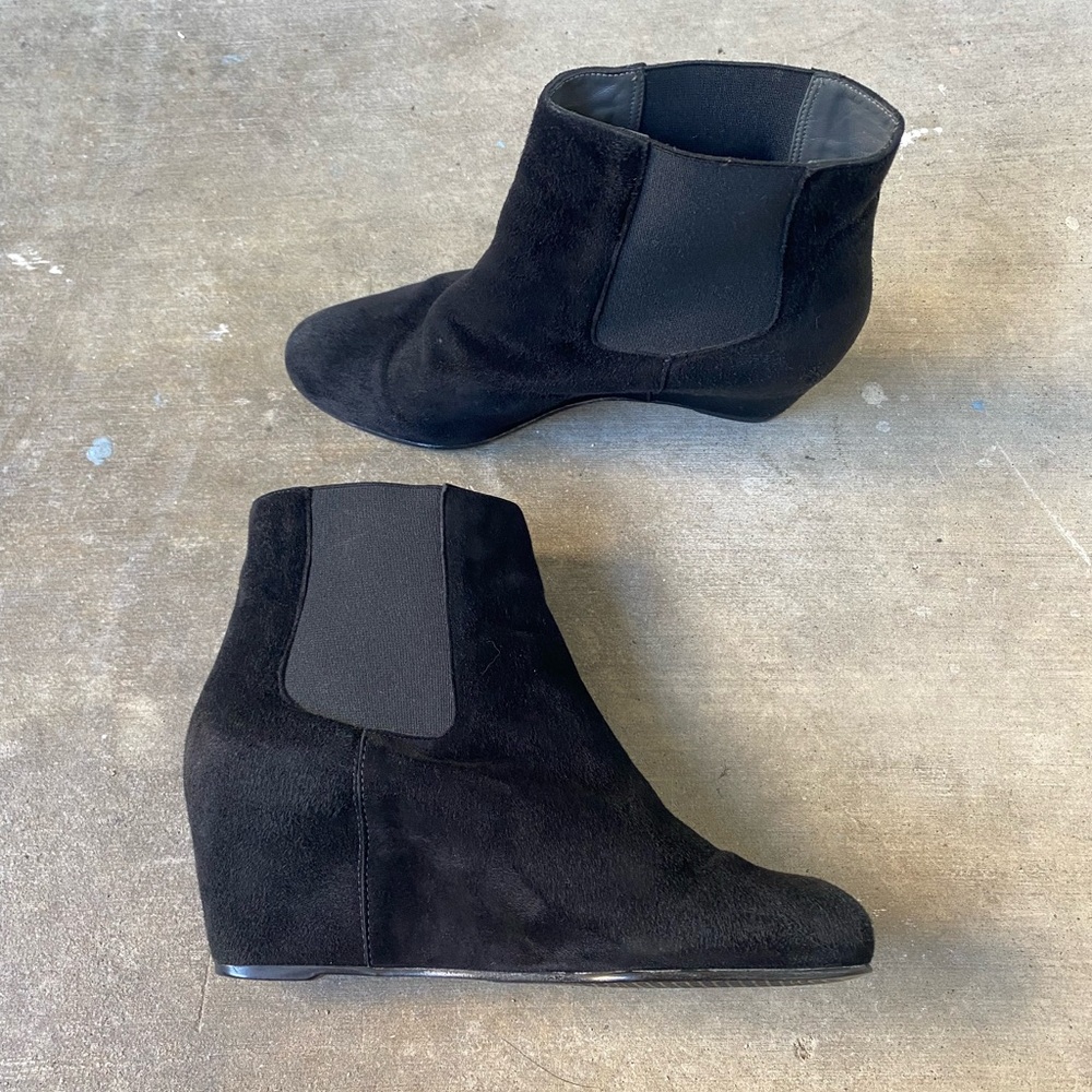 Stuart Weitzman Almond toe Chelsea wedge bootie size 8.5 comfortable suede